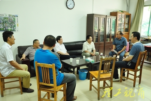 后勤管理处走访慰问物业管理中心老党员