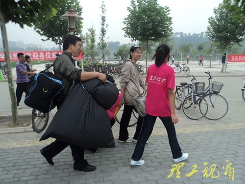 儿行千里母担忧　可怜天下父母亲