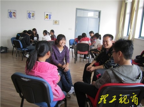 电气与电子工程学院举行2011级新生团体心理辅导活动