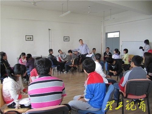 电气与电子工程学院举行2011级新生团体心理辅导活动